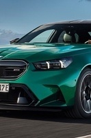 فیدیو: بی إم دبلیو إم5 2025 – تحفه تعید تعریف السرعه والتسارع ⚡ | تصمیم استثنائی وقوه لا مثیل لها فی عالم السیارات