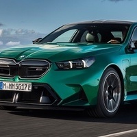 فیدیو: بی إم دبلیو إم5 2025 – تحفه تعید تعریف السرعه والتسارع ⚡ | تصمیم استثنائی وقوه لا مثیل لها فی عالم السیارات