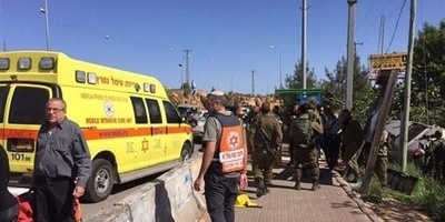 إصابه ضابط شرطه فی الاحتلال الصهیونی خلال عملیه فلسطینیه