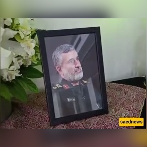 جوله داخل منزل الشهید القائد حاجی‌زاده قائد قوه الجو-فضاء للحرس الثوری؛ بیت دافئ بأثاث أخضر أنیق وتنسیق جمیل لنبته الزاموفیلیا على طاوله الضیافه + صور