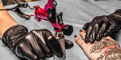 أب یوشم اسم ابنته 667 مره: صوره غریبه والسبب وراء ذلک