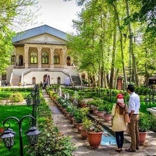 القصور والمنازل التاریخیه الشهیره فی طهران (مع الصور)