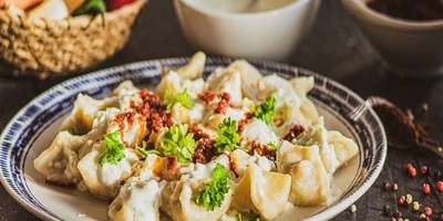 وصفه المانتی الترکیه: زلابیه صغیره الحجم ولذیذه مع صلصه الزبادی والفلفل الحار