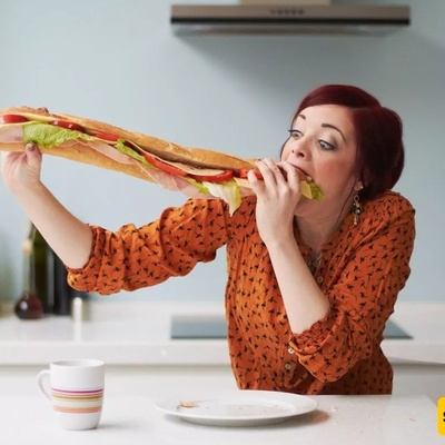 لماذا لا أشعر بالشبع أبدًا؟ الأسباب الرئیسیه وعلامات التحذیر التی یجب أن تأخذها على محمل الجد