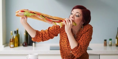 لماذا لا أشعر بالشبع أبدًا؟ الأسباب الرئیسیه وعلامات التحذیر التی یجب أن تأخذها على محمل الجد