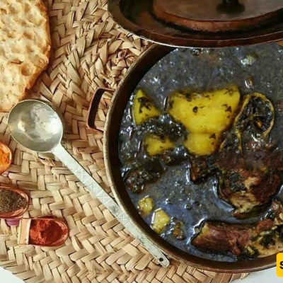 طریقه تحضیر قرمه سبزی آبگوشت: یخنه احتفالیه تقلیدیه على طریقه همدان