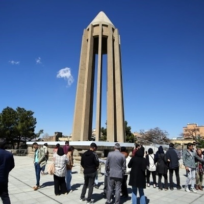 قبر ابن سینا: معلم لا بد من زیارته فی همدان، إیران