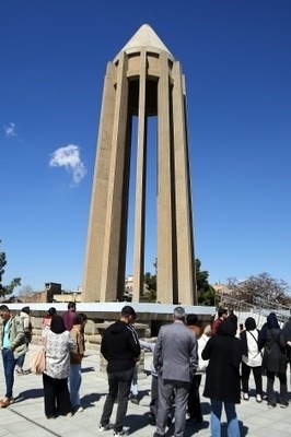قبر ابن سینا: معلم لا بد من زیارته فی همدان، إیران