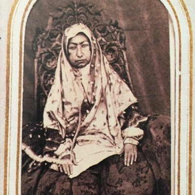 خلف حیاه مهدِ عُلیا: قصصٌ أقلّ شهره عن الجدل الأخلاقی المزعوم المحیط بوالده ناصر الدین شاه