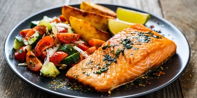 هل یمکن لوجبه سمک واحده أسبوعیًا أن تحمیک من سرطان خطیر؟