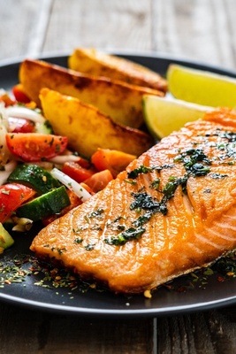 هل یمکن لوجبه سمک واحده أسبوعیًا أن تحمیک من سرطان خطیر؟