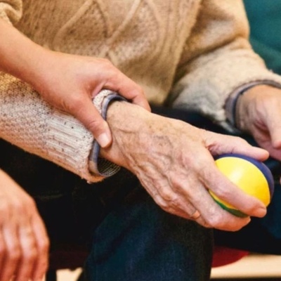 رجل یقترح مره أخرى على زوجته بعد 30 عامًا