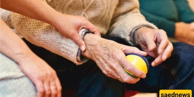 رجل یقترح مره أخرى على زوجته بعد 30 عامًا