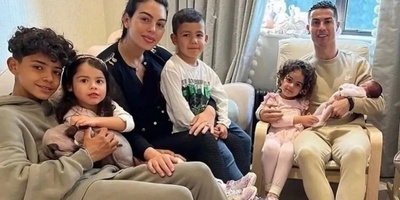 (فیدیو) استقبال رومانسی من جورجینا والأمیره الصغیره لکریستیانو بأغنیه إسبانیه لعوده رونالدو، نجم کره القدم العالمی😍