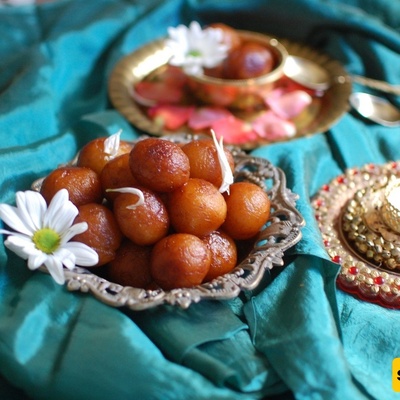 طبق کُعَابِ البطاطس الشهیه لتتناولها بأصابعک