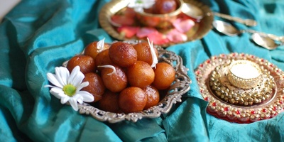 طبق کُعَابِ البطاطس الشهیه لتتناولها بأصابعک