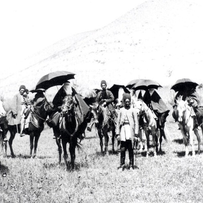 الرحله إلى العصر القاجاری: جولات ناصر الدین شاه الترفیهیه من نُزُل رشت الآسر إلى حدائق رباط کریم الغنّاء