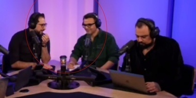 زلّه کبیره لمقدمی مانوتو: ارتداء الأسود أمام الجمهور وسط ضحک مخمور!