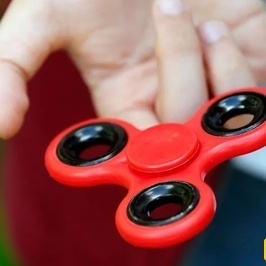 فیدیو فیروسی: لعبه فیدجیت سبینر تتصرف کأنها قمر صناعی صغیر فی الفضاء