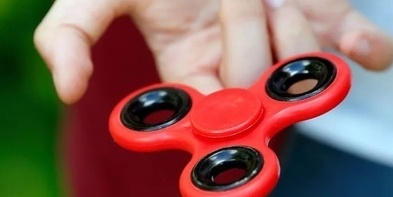 فیدیو فیروسی: لعبه فیدجیت سبینر تتصرف کأنها قمر صناعی صغیر فی الفضاء