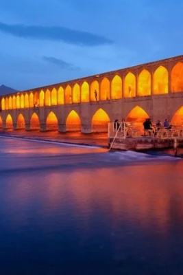 جسر سی و سه پل: رحله بین العصور على ضفاف نهر زایانده رود