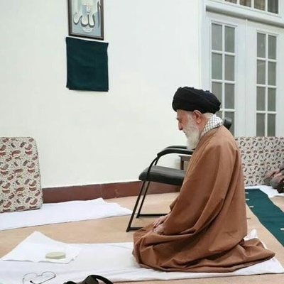 الزعیم الأعلى لإیران: "کنت أتمنى ارتداء حذاء بأربطه.. وحتى الآن لم أرتدِ حذاءً بأربطه"