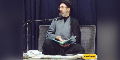 صوره لافته لأحفاد مرشد الثوره الإیرانیه فی حضن والدهم: الابن بزی الحرس الثوری والبنت ترتدی الحجاب الکامل