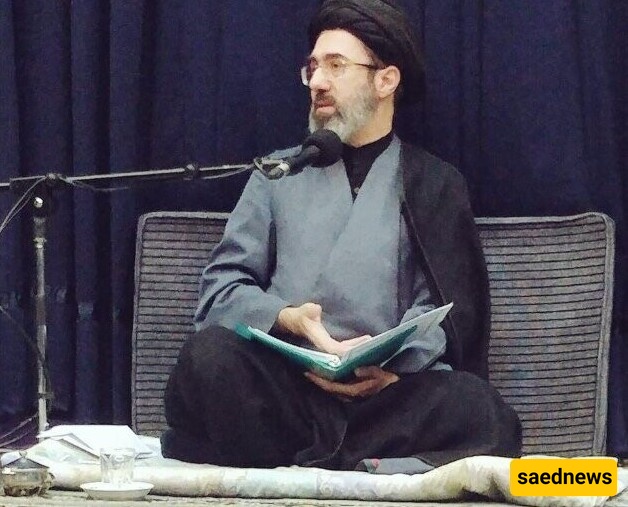 صوره لافته لأحفاد مرشد الثوره الإیرانیه فی حضن والدهم: الابن بزی الحرس الثوری والبنت ترتدی الحجاب الکامل