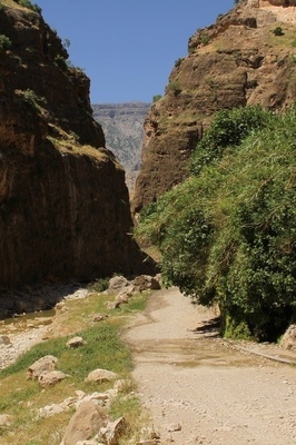 الوادی الأوسط ووادی زرنگوش: الموقع والمعالم الطبیعیه