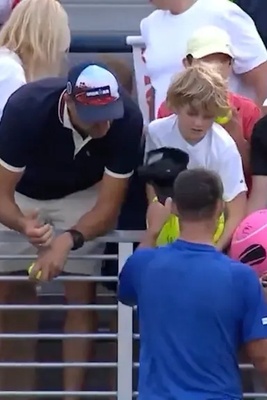 (فیدیو) التعرف على الملیونیر المدیر التنفیذی بیوتر شتسیرک فی حادثه سرقه القبعه ببطوله أمریکا المفتوحه للتنس! (اللاعب یلتقی مجدداً بالطفل)