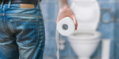 الأضرار التی یسببها حبس البراز على الجسم