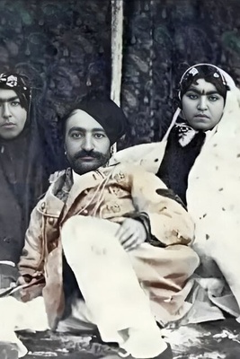 صوره غیر مسبوقه لامرأتین من حریم ناصر الدین شاه مع حاجی سلیمان – الأسماء مکتوبه بخط الملک فی الأعلى