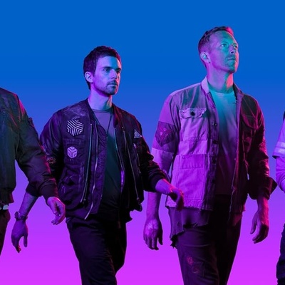 (فیدیو) تشارلی کیرک سخر من کولدبلای ذات مره؛ والآن کریس مارتن یطلب من العالم أن یصلی من أجل عائلته 🙏