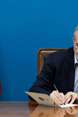 بزشکیان یرسل رساله تعزیه وتهنئه باستشهاد رئیس الوزراء الیمنی