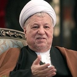 صوره نادره لآیه الله هاشمی رفسنجانی یمتطی الحصان مرتدیًا الزیّ الدینی ــ قوه روحیه هائله