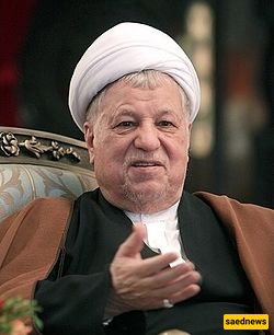 صوره نادره لآیه الله هاشمی رفسنجانی یمتطی الحصان مرتدیًا الزیّ الدینی ــ قوه روحیه هائله