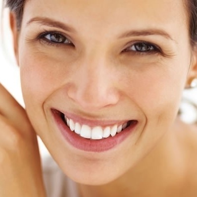 ما هی الصفات التی تتمیز بها النساء والفتیات الجذابات؟