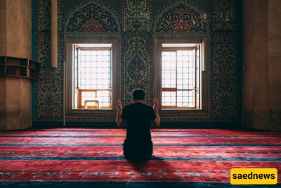حکم إغماض العینین أثناء الصلاه وفقًا لفتوى السید القائد