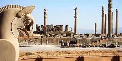 داخل صناعه برسیبولیس: کیف رفع مهندسو الأخمینیین أعمده وزنها 20 طنًا دون رافعات حدیثه 🤯 — مشاهده هذا ستجعلک فخورًا بکونک إیرانیًا 😍