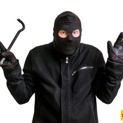 لحظه سرقه وحشیه لمحل مجوهرات باستخدام مطرقه فی وضح النهار