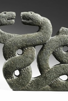 اکتشاف مذهل: تمثال "الإنسان-الثعبان" البالغ 7,500 عام بقوى خارقه یذهل علماء الآثار