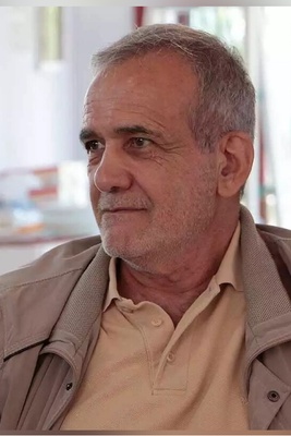 نُقطه فی ذاکره السیاسه الإیرانیه: سیاره بسیطه محلیه لمسعود بزشکیان أثناء خروجه من مسجد فی طهران + صوره