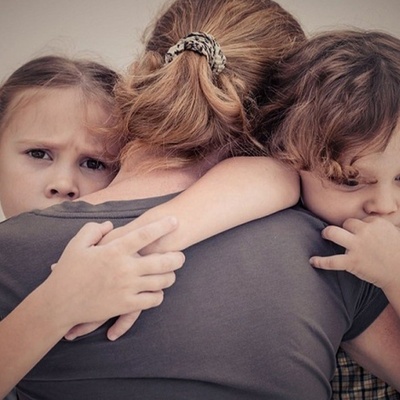 أم تُرضع أبنائها حتى سن العاشره