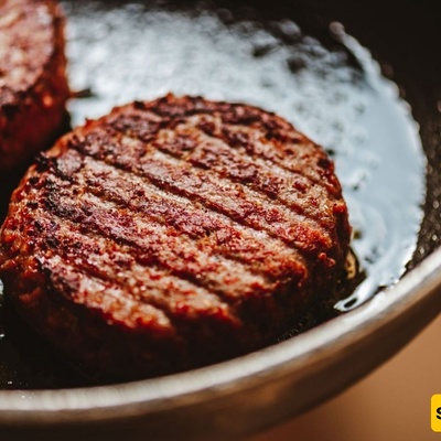 لماذا تتفکک البرغر المنزلیه؟ وأفضل الطرق للحفاظ على تماسکها أثناء الطهی