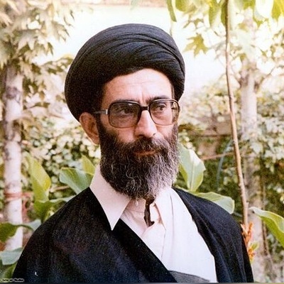 ألبوم صور نادر لآیه الله خامنئی قائد الثوره الإسلامیه: من ارتداء الدشداشه العربیه والجلوس بین الشباب إلى تغطیتهم بالبطانیات