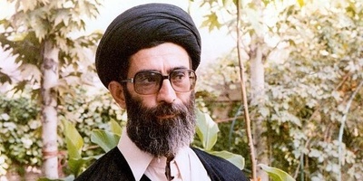 ألبوم صور نادر لآیه الله خامنئی قائد الثوره الإسلامیه: من ارتداء الدشداشه العربیه والجلوس بین الشباب إلى تغطیتهم بالبطانیات