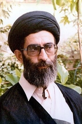 ألبوم صور نادر لآیه الله خامنئی قائد الثوره الإسلامیه: من ارتداء الدشداشه العربیه والجلوس بین الشباب إلى تغطیتهم بالبطانیات