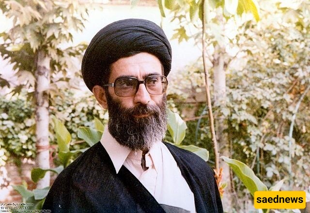ألبوم صور نادر لآیه الله خامنئی قائد الثوره الإسلامیه: من ارتداء الدشداشه العربیه والجلوس بین الشباب إلى تغطیتهم بالبطانیات