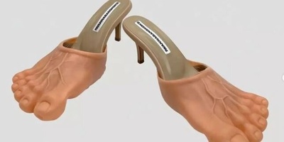 هذه الأحذیه البلاستیکیه ذات الکعب أصبحت مضحکه وشائعه!