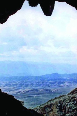 جبلیه تقود الصیاد إلى کنز مخفی: کهف إیران غنی بالجواهر